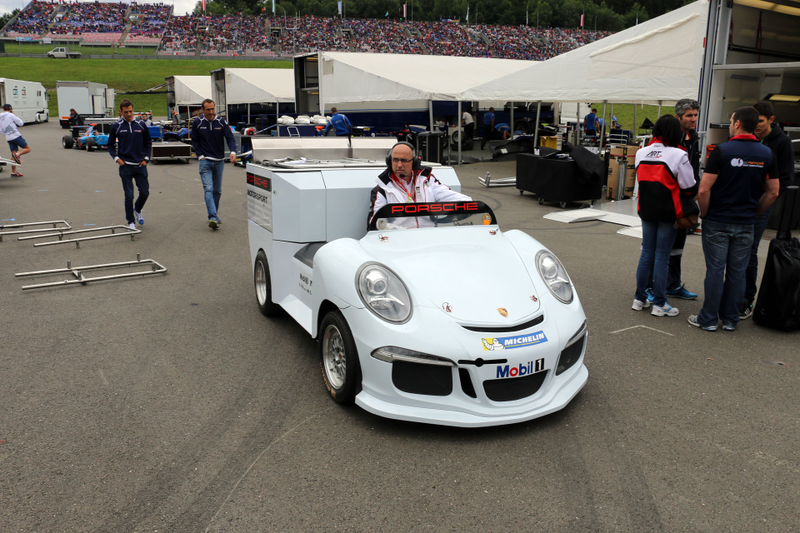 Illustration for article titled Porsche Uses The Best Golf Carts In The Universe